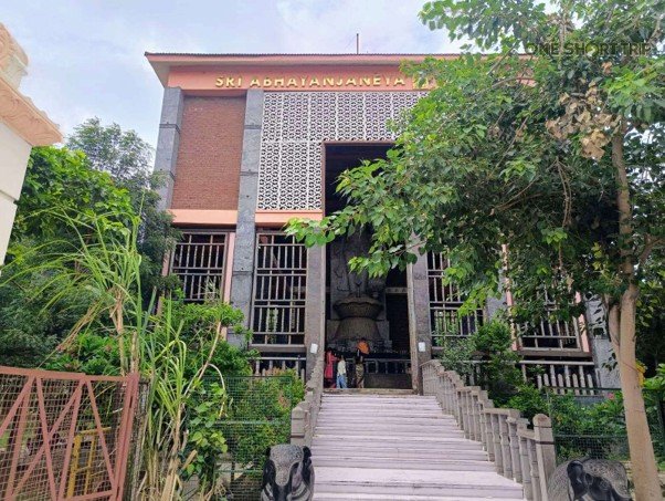 Devotees visiting Abhaya Anjaneya Swamy Temple in Mantralayam
