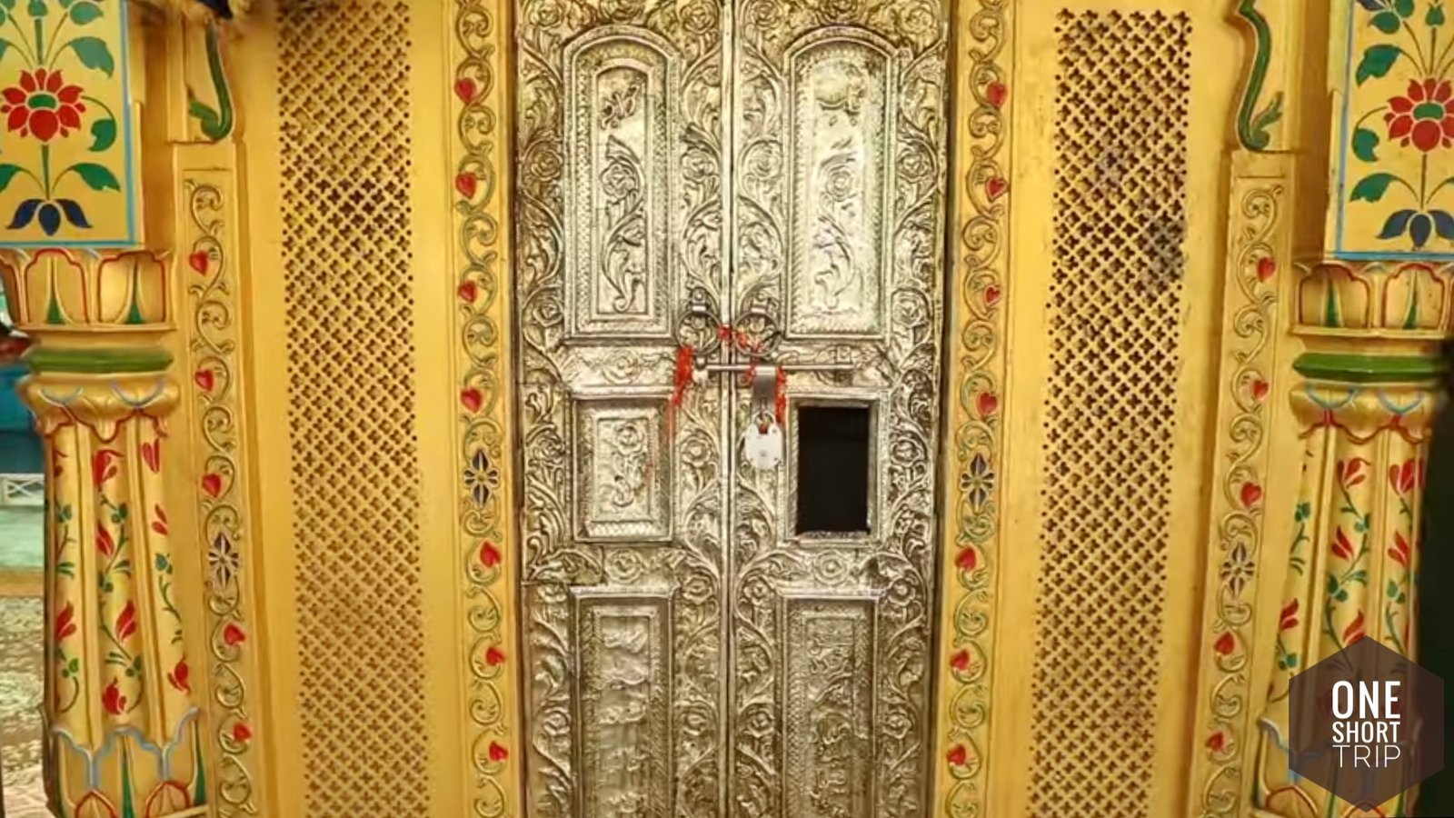Prayer and devotional atmosphere at Ajmer Sharif Dargah